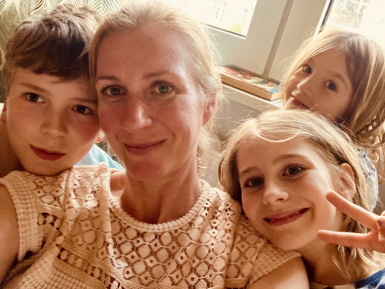 Juliane Scheel mit ihren drei Kindern in Berlin