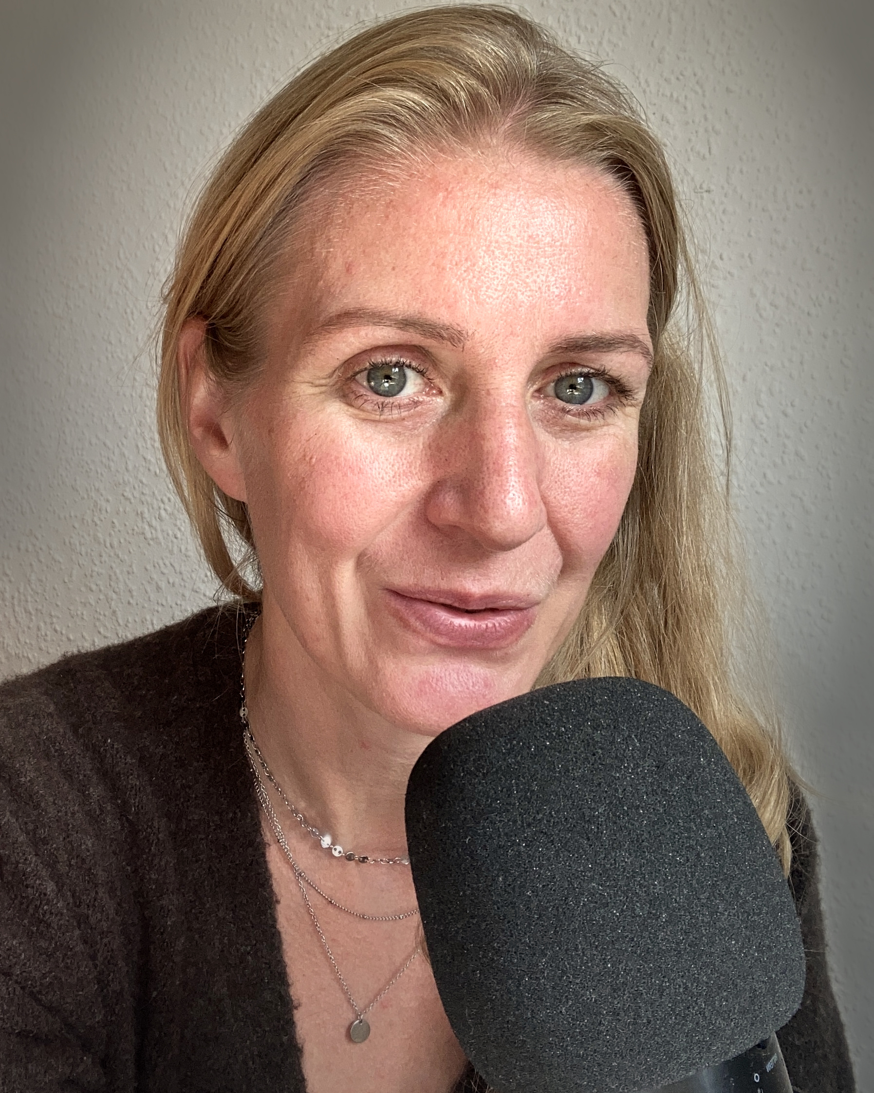 Juliane Scheel am Mikrofon